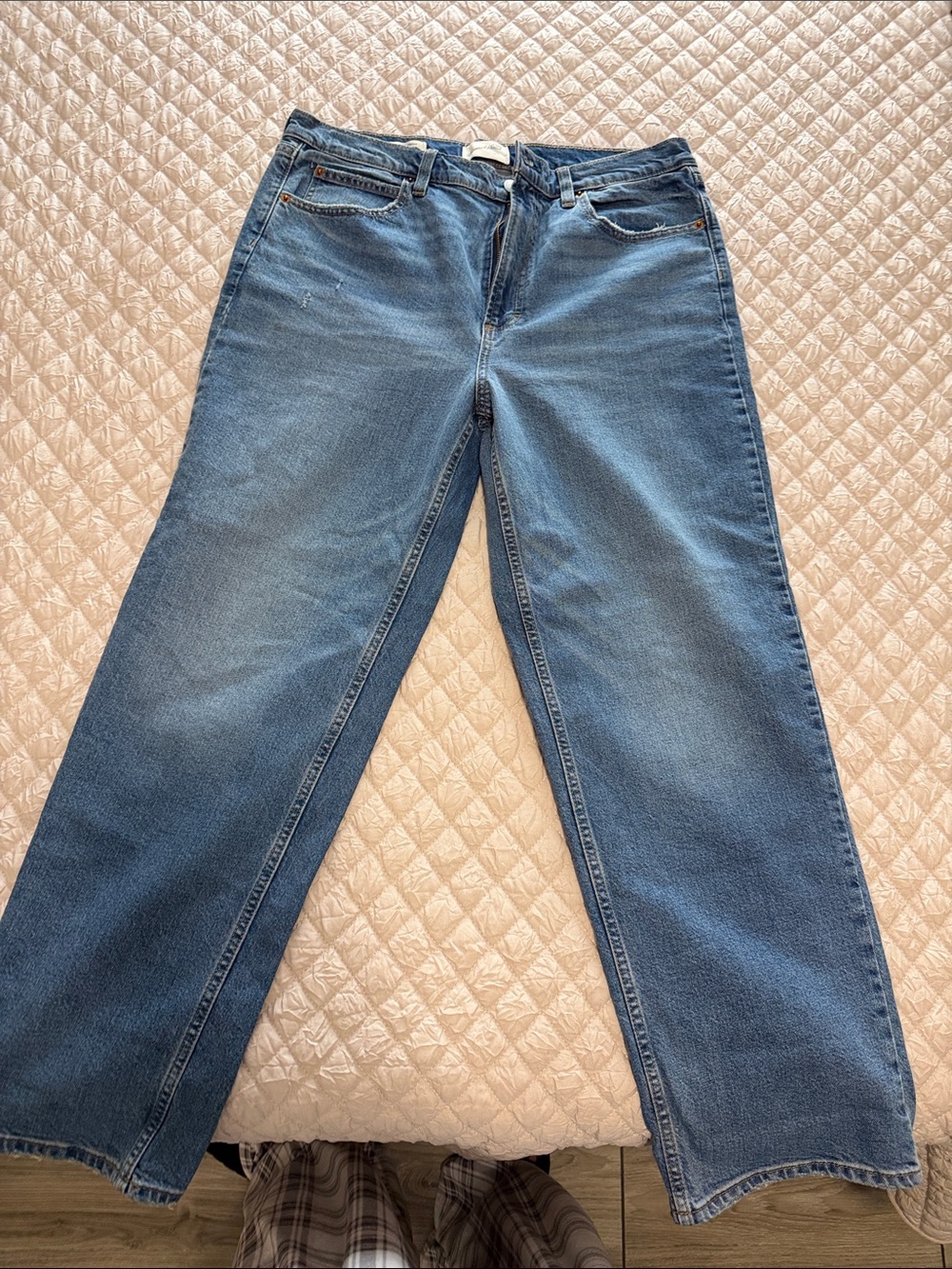 Universal Thread Women's Wide-Leg Jeans in Light Blue Denim